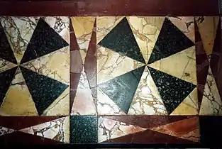 Dans sa forme la plus rudimentaire, l'opus sectile désigne un simple pavement géométrique de pierre découpée (ici marbre avec porphyre rouge et vert, dans la Villa d'Hadrien à Tivoli).