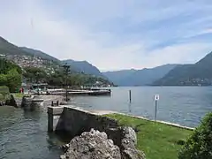 Embarcadère et piscine sur le lac au font