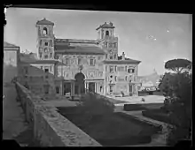 La villa Médicis à Rome, photographiée par Gabrielle Hébert en 1891.