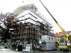 Installation de l'échafaudage parapluie autour de la villa, 19 octobre 2016.