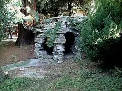 La grotte surmontée de la terrasse.