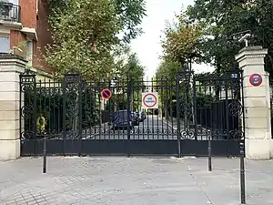 Entrée au croisement de la rue Chardon-Lagache et de la rue Jouvenet.