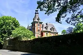 La Villa Perrot vue depuis la Route de Pregny.