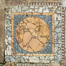 Un des types de panneau d'opus sectile, cercle inscrit dans un carré