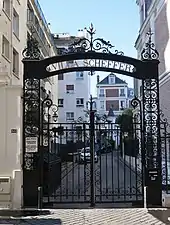 Entrée de la villa Scheffer, au no 49.