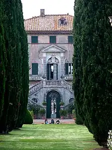 La façade arrière de la villa, avec des escaliers d'entrée jumelés au piano nobile.