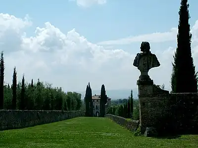 Vue depuis le pied de la colline, le long de l'avenue ( allée ) de l'axe du jardin, jusqu'à la villa.