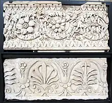 Villa Medicea di Cerreto Guidi, fragment de frises. Rinceaux incluant des roses au-dessus.