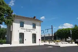 L'ancien bâtiment voyageurs de la gare de transformée en maison des associations.