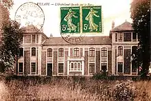 Vue d'une grande maison du début du XXe siècle dans une parc sur une carte postale ancienne.