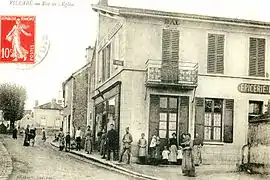 Vue de bâtiments du début du XXe siècle en bord de rue sur une carte postale ancienne.