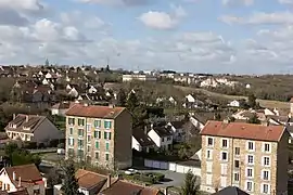 Vue de maisons et de bâtiments modernes.