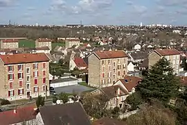 Vue de maisons et d'une citée sur un colline.