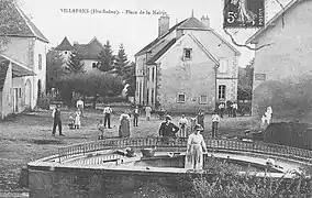 La place de la Mairie de Villafans vers 1910.