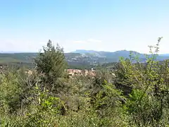 Cadolive depuis le chemin, derrière le village, côté Mont Julien.Au loin la montagne de Regagnas - 21 avril 2002.