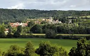 Le village devant le plateau forestier, vu de l'Ource.