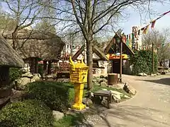 Boîte aux lettres (anachronisme humoristique) du village d'Astérix.