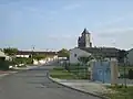 La rue des Moulins à Berneuil. On remarque la présence d'habitats pavillonnaires.