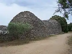 Arrière du Groupe III (selon Viala) (de droite à gauche : habitation, bergerie, grange-grenier)