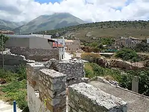 Vue du village, avec de nombreuses maisons inachevées