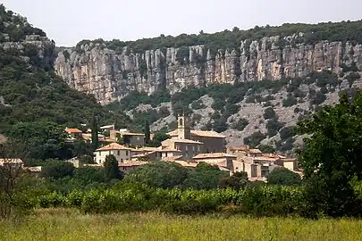 Vue du village de Corconne avec les contreforts du massif en arrière-plan.