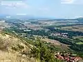 Vus depuis le haut du puy de Lavelle - Issoire au loin - les monts du Forez à l'arrière-plan.