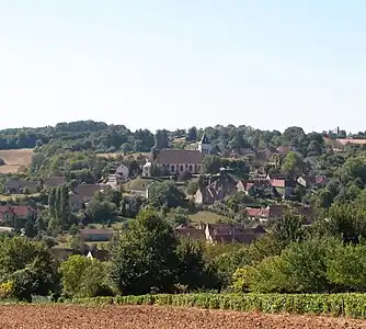 Saint-Aubin sur son tertre, vue du nord depuis le haut du coteau qui se prolonge par la droite jusqu'en arrière-plan