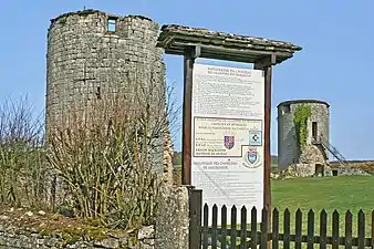 Panneau d'informations du château ducal, tours nord et est.