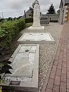 Le monument aux morts et des tombes militaires.