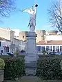 Le monument aux morts sur la place devant la mairie (fév. 2010) Aujourd'hui déplacé, en face de l'église