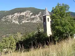 Clocher de l'église dans le paysage.