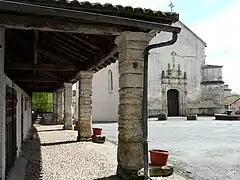 L'ancienne halle devant l'église.