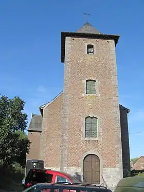 L'église de l'Annonciation de la Vierge: maître-autel, deux peintures au-dessus des portes de sacristies, bénitier daté de 1668, deux dalles funéraires dans le porche