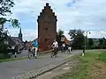 Ville de Megen 650 ans, cyclotouristes devant l'ancienne tour-prison