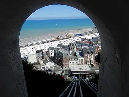 Ville et plage vus du tunnel du funiculaire.