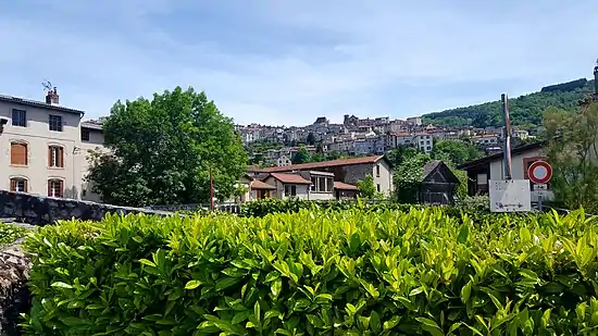 La ville-haute vue depuis la ville-basse. L'église est visible à droite du toit de la Caisse d'épargne.