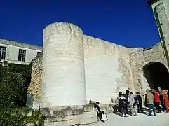 Base de l'ancien donjon restaurée.