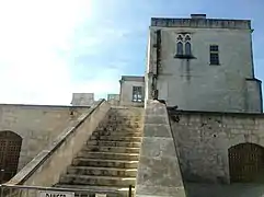 Escalier d'accès à la cour d'honneur et la façade nord.