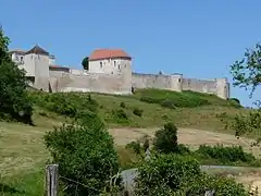 Vue depuis le sud-est avec la tour de la Vigie et la chapelle.