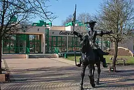 Le Centre culturel Jacques-Brel et la statue monumentale de Don Quichotte par Alex Garcia.