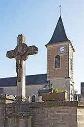 Église et croix de chemin près du cimetière.