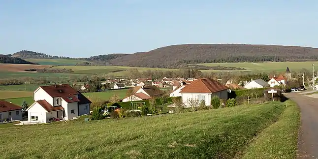 Villecomte vue de la route de Chaignay. À droite la colline du bois de Charmoy (commune de Diénay), au fond à gauche la butte karstique de Saulx-le-Duc.
