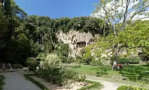 Vue panoramique du parc, des grottes troglodytiques et de la cascade