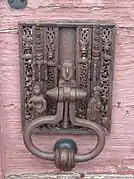La serrure ouvragée (XVe et XVIe siècles) du portail.