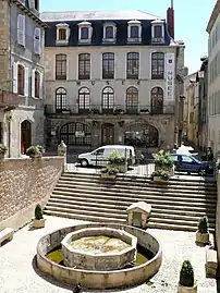 Place de la Fontaine,fontaine du Griffoulet musée Urbain-Cabrol.