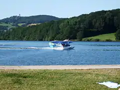Hydravion sur le lac.