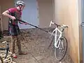Nettoyage haute pression d'un vélo de cyclocross.