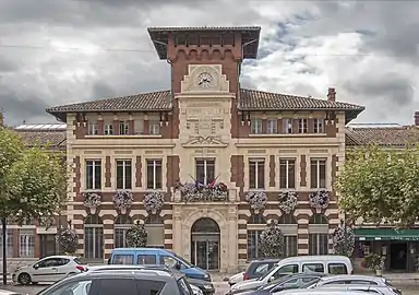 L'hôtel de ville : façade sur la place.