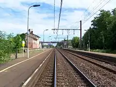 Les voies en direction d'Agen et le bâtiment voyageurs désaffecté.