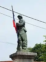 Monument aux morts« Poilu au repos – Monument aux morts 14-18 à Villeneuve-au-Chemin] », sur e-monumen